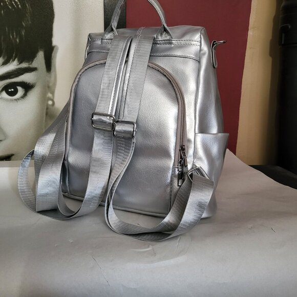 SHINEY VEGAN LEATHER METALLIC SILVER BACKPACK - Picture 2 of 7